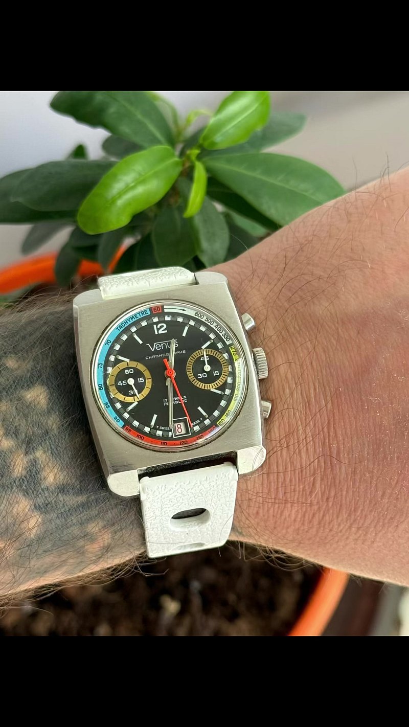 Cadru din clipul Toată lumea aleargă după aceleași ceasuri mainstream... dar uită ce înseamnă cu adevărat stilul anilor '70. Venus Rainbow Chronograph 🌈⏳ #rainbow #venus #watch #retro #70s